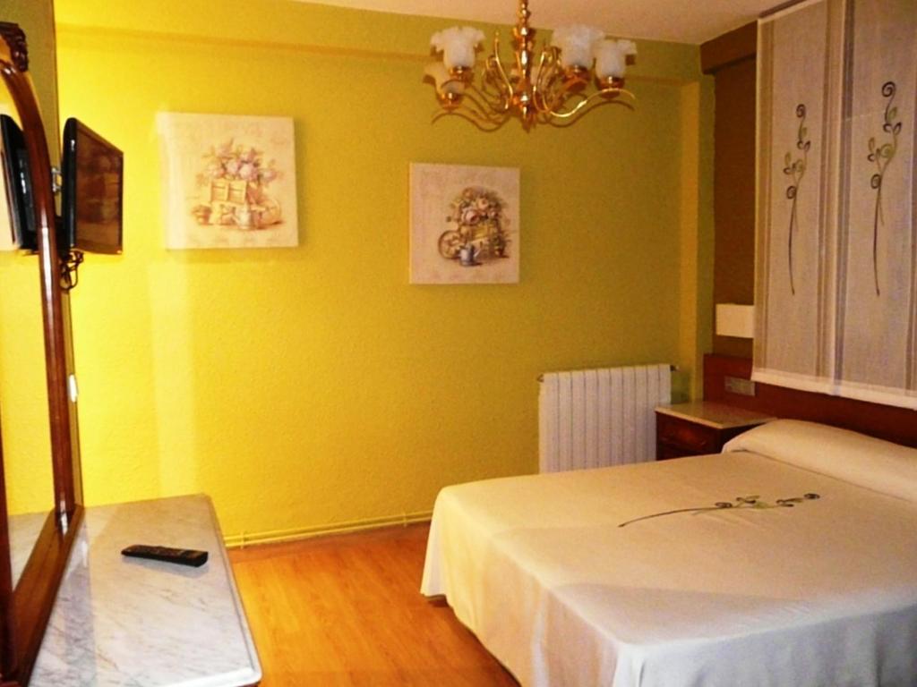 Apartamento Turistico Guara Casa Castro Barbastro Chambre photo